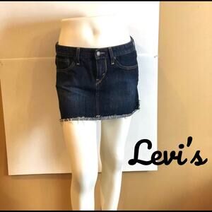 EUC Cute Levi's Distressed Mini Skirt. Dark Wash